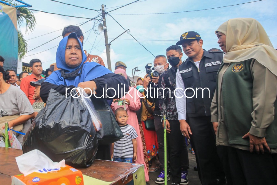 OPERASI PASAR - Gubernur Jatim, Khofifah Indar Parawansa didampingi Wabup Subandi mengecek operasi pasar murah di Pasar Sepanjang, Kecamatan Taman, Sidoarjo, Jumat (10/02/2023).