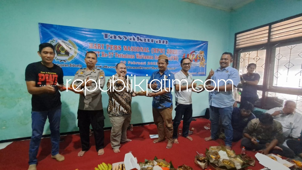HPN - Pengurus dan anggota PWI Sidoarjo menggelar Bakti Sosial (Baksos) dan Tasyakuran dalam memperingati Hari Pers Nasional (HPN) Tahun 2023 dan HUT PWI ke 77 di Balai Wartawan Sidoarjo, Jumat (10/02/2023) sore.
