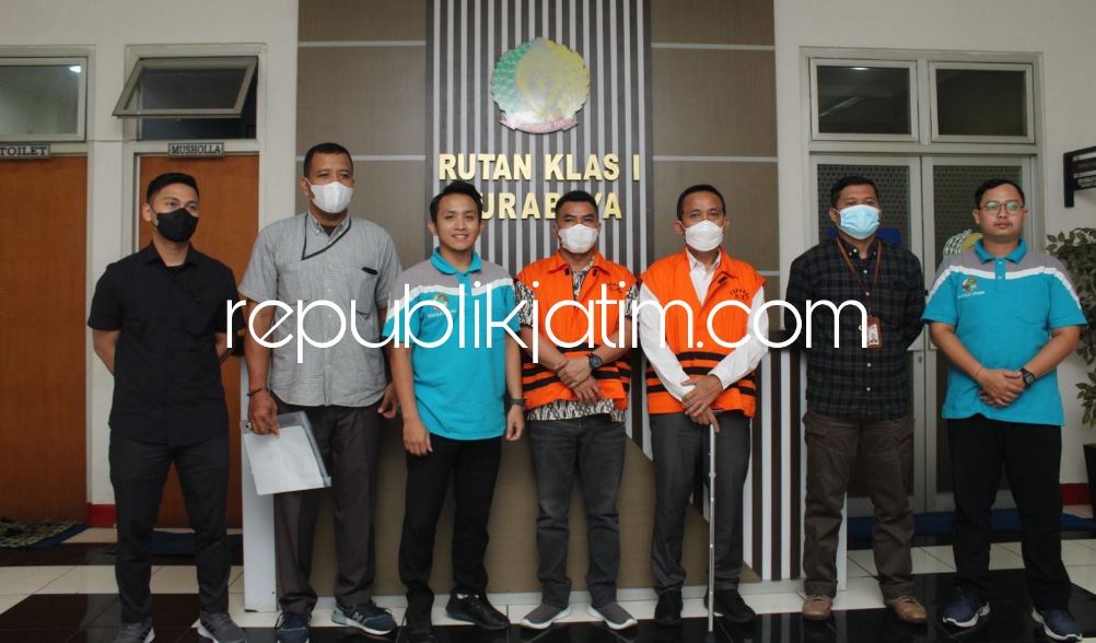LIMPAHKAN - Dua tahanan jaksa KPK, Ilham Wahyudi alias Eeng dan Abdul Hamid penahanannya dilimpahkan ke Rutan Kelas 1 Surabaya di Medaeng, Kecamatan Waru, Sidoarjo, Jumat (10/02/2023) sore. 