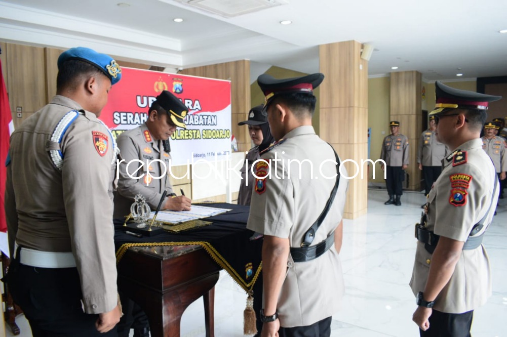 BERGANTI - Kapolresta Sidoarjo, Kombes Pol Kusumo Wahyu Bintoro memimpin serah terima jabatan Kasat Intelkam dari Kompol Meby Trisono kepada Kompol Andi Amir Wahyudi di ruang lobi Mapolresta Sidoarjo, Sabtu (11/02/2023).