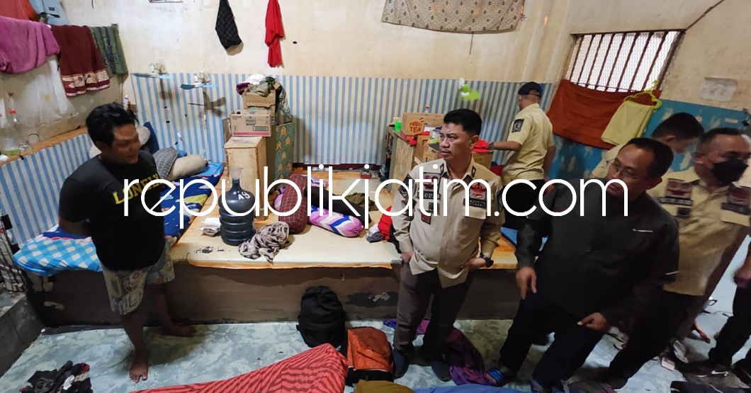 SIDAK - Tim Satopspatnal dipimpin lKadivpas Teguh Wibowo datang tanpa sepengetahuan petugas menggeledah beberapa blok hunian didampingi Kepala Pengamanan Lapas dan Kepala Regu Jaga di Blok A dan Blok D Lapas Pemuda Madiun, Minggu (12/02/2023) dini hari.