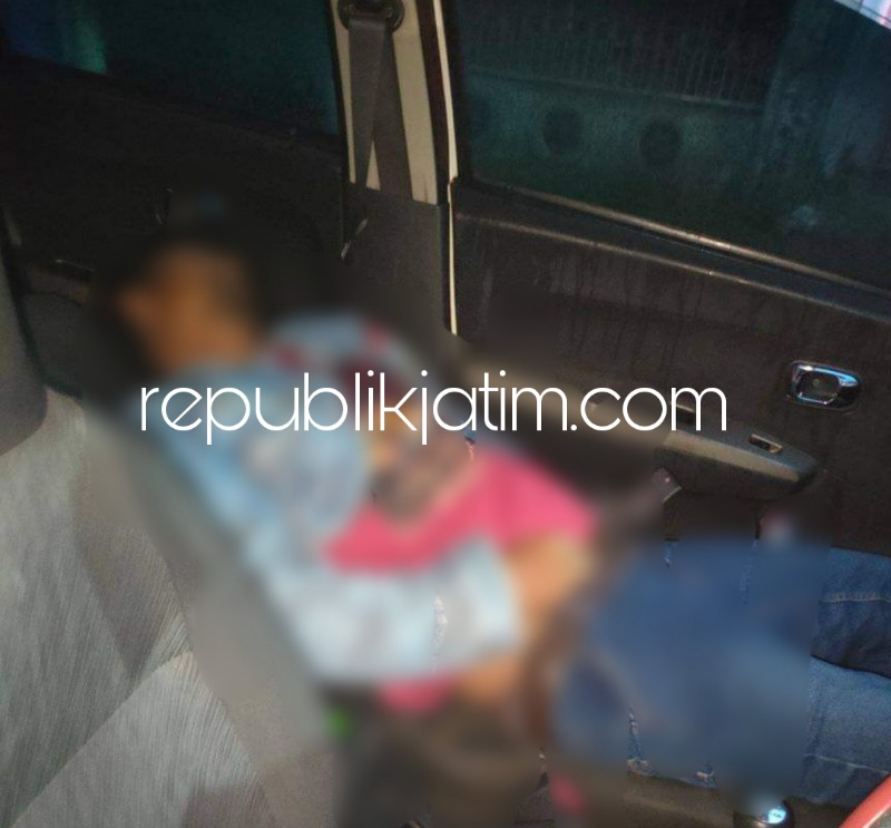 TEWAS MENDADAK - Seorang pengendara mobil Toyota Agya bernopol W 1664 QH yang tak lain AK (43) warga Jember tewas mendadak di JL Perumahan Kemendung Indah 2 Desa Trosobo, Kecamatan Taman, Sidoarjo, Sabtu (11/02/2023) petang.
