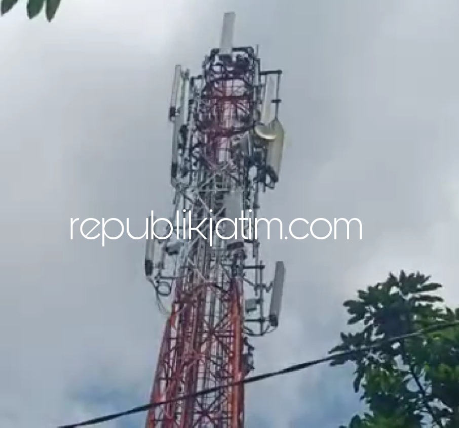 DEPRESI - Seorang pria diperkirakan berusia 37 tahun diduga depresi memanjat tower BTS setinggi 42 meter di Dusun Klagen, Desa Wilayut, Kecamatan Sukodono, dibujuk petugas Polsek Sukodono dan Pemadam Kebakaran (PMK) untuk turun, Minggu (12/02/2023).