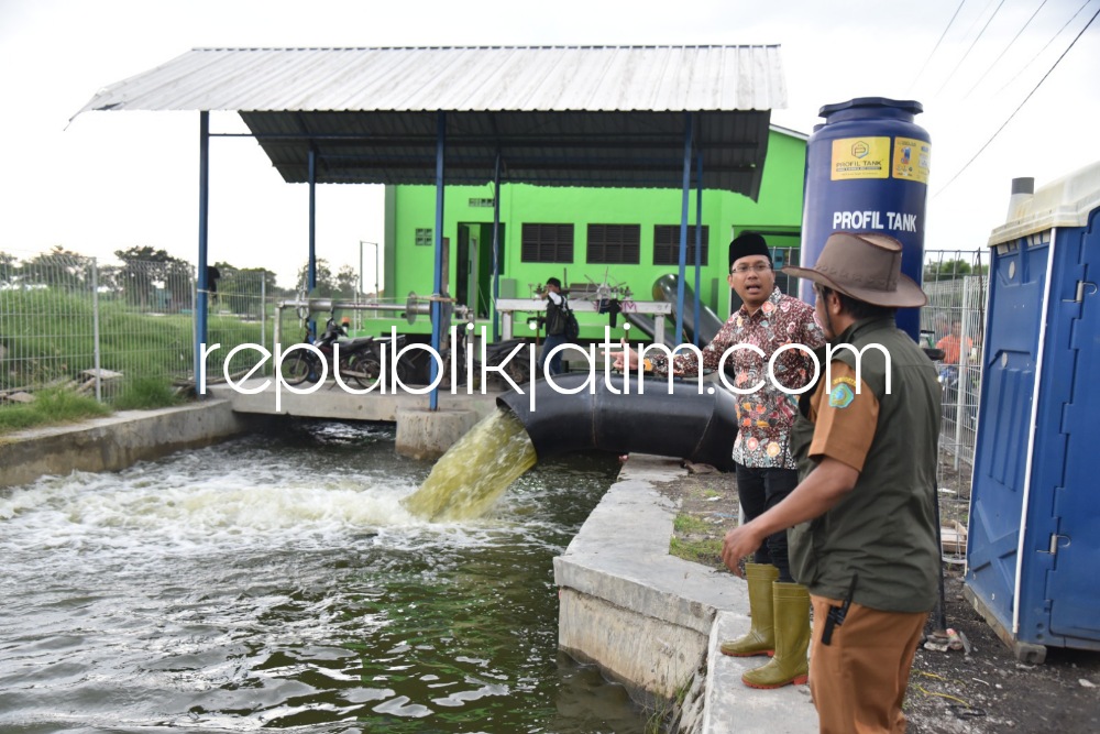 CEK - Bupati Sidoarjo, Ahmad Muhdlor Ali mengecek pompa air di Desa Banjarpanji, Kecamatan Tanggulangin, Sidoarjo untuk memastikan agar air banjir di empat desa langganan banjir bisa suruh, Senin (13/02/2023) petang.