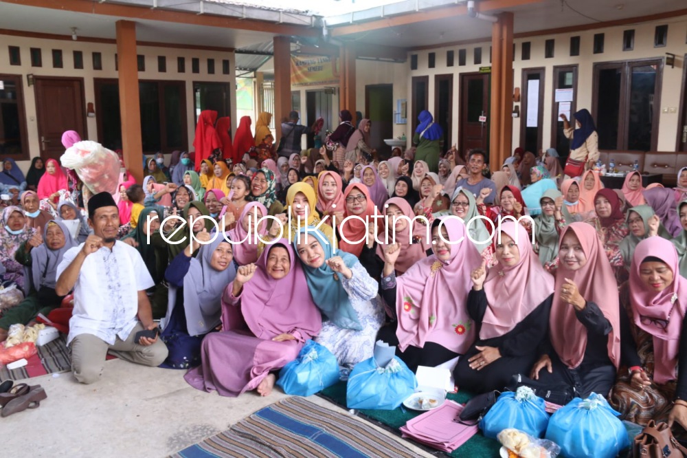 PENGAJIAN - Istri Bupati Sidoarjo, Ny Sa'adah Ahmad Muhdlor menghadiri acara pengajian rutin PKK Roudlotul Jannah, Desa Waung Kecamatan Krembung, Sidoarjo, Selasa (14/02/2023). 