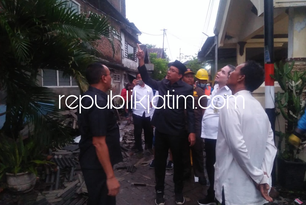 KUNJUNGAN - Bupati Sidoarjo, Ahmad Muhdlor Ali saat mengunjungi rumah korban bencana alam puting beliung di Kelurahan Sekardangan, Kecamatan/Kabupaten Sidoarjo, Rabu (15/02/2023) petang.