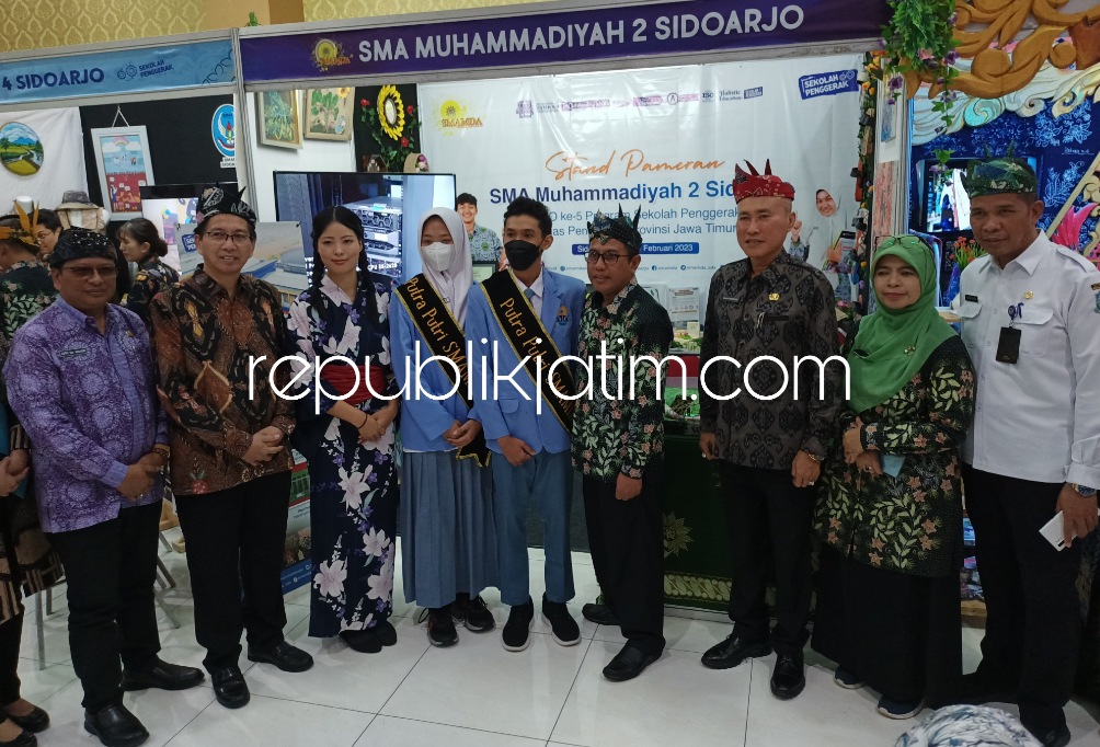 STAND - Kepala Dinas Provinsi Jatim, Dr Wahid Wahyudi mengunjungi stand milik Smamda Sidoarjo saat mengikuti Project Management Office (PMO) se Jatim yang diikuti sekolah penggerak se Kabupaten Sidoarjo di Auditorium Smamda, Sidoarjo, Kamis (16/02/2023).