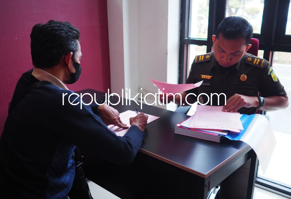TERSANGKA - Petugas Kanwil DJP Jatim II menyerahkan tersangka kasus perpajakan, SMR kepada Jaksa Penuntut Umum (JPU) Kejari Gresik, Kamis (16/02/2023).