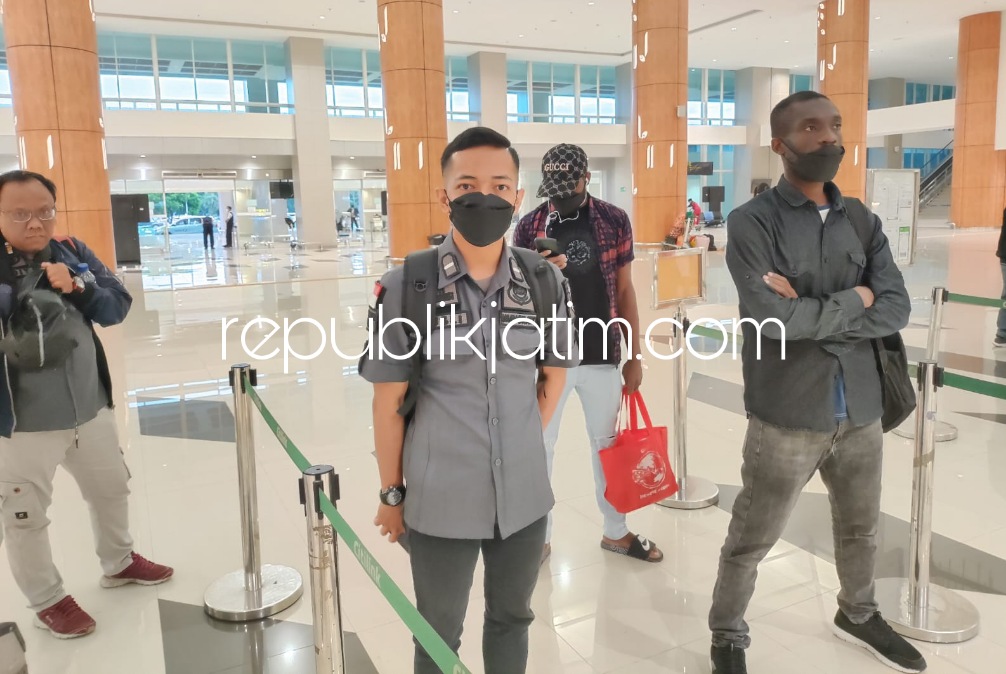 DEPORTASI - Kanwil Kemenkumham Jatim melalui Rumah Detensi Imigrasi (Rudenim) Surabaya mendeportasi dua orang Warga Negara Nigeria yang salah satunya berprofesi sebagai pemain sepakbola yang hendak merumput di Liga 1 Indonesia, Kamis (16/02/2023).