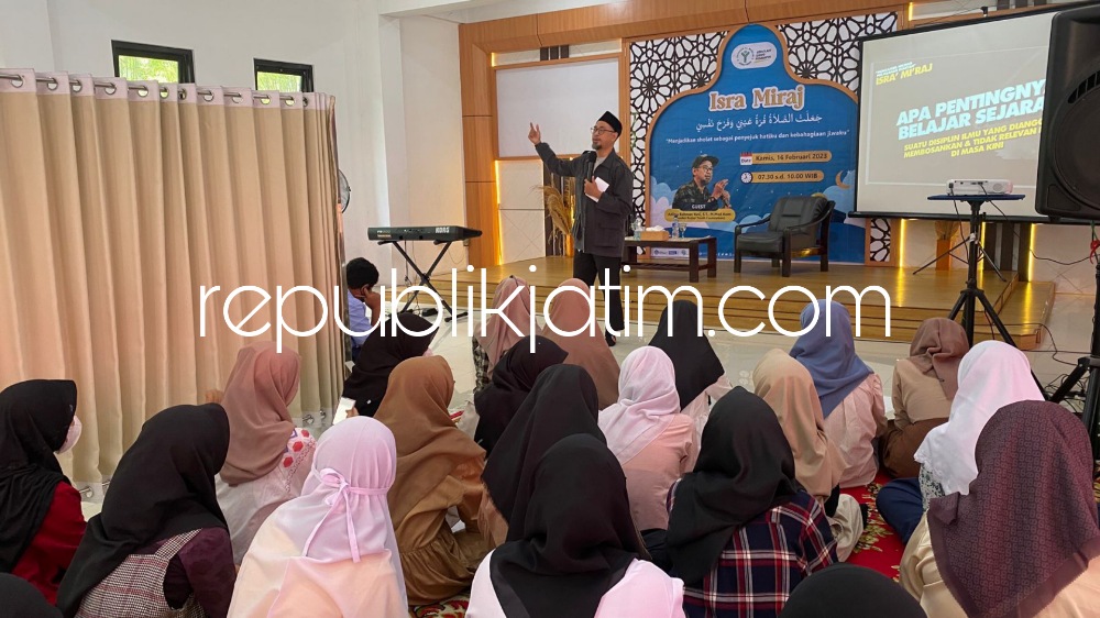 ISRA' MI'RAJ - Ratusan siswa dan siswi SMP Al Muslim Waru, Sidoarjo mengikuti penjelasan ustadz Aditya Rahman Yani dalam peringatan Isra' Mi'raj yang digelar di aula sekolah itu, Kamis (16/02/2023).