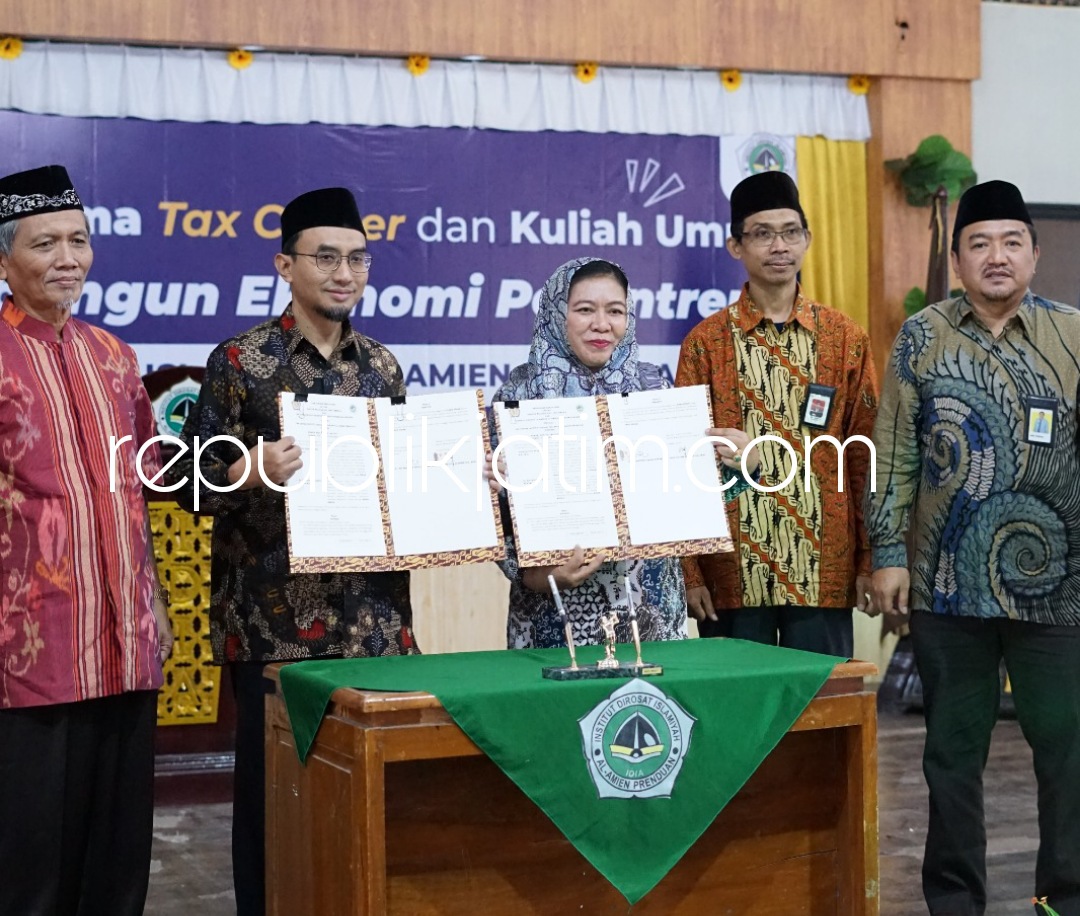 TEKEN - Kepala Kanwil DJP Jatim II, Agustin Vita Avantin dan Rektor Institut Dirosat Islamiyah Al Amien Prenduan Sumenep, Muhtadi Abdul Mun’im menandatangani Perjanjian Kerja Sama (PKS) Tax Center di Sumenep, Kamis (16/02/2023).