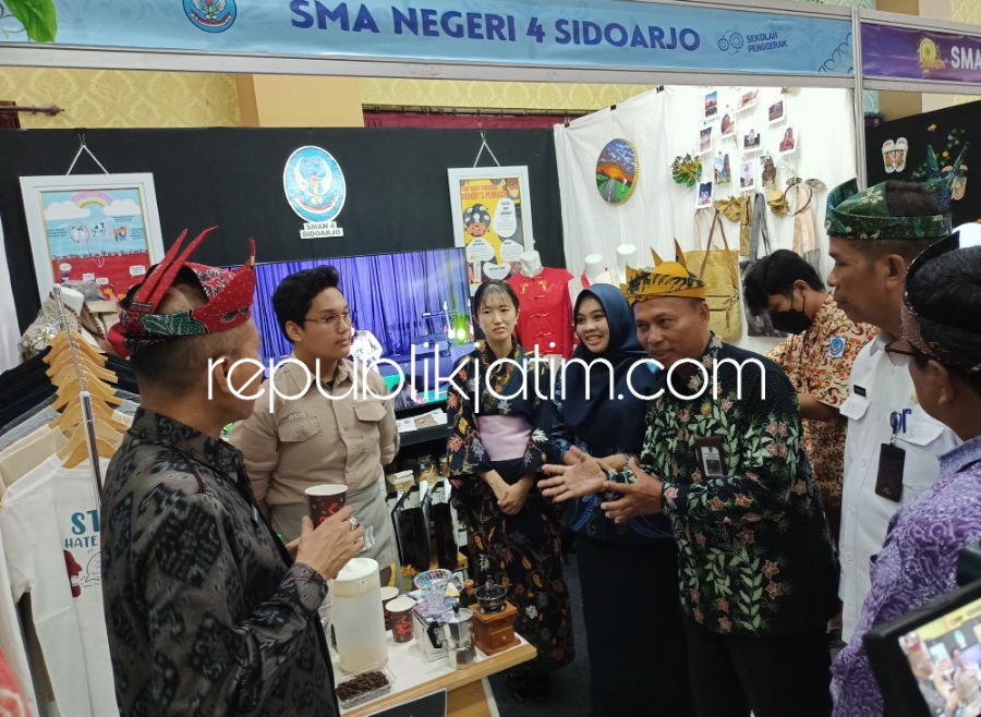 PAMERAN - Kepala Dinas Propinsi Jatim, Dr Ir Wahid Wahyudi mengunjungi stan milik SMAN 4 Sidoarjo saat mengikuti Project Management Office (PMO) se Jatim yang diikuti sekolah penggerak se Sidoarjo di Auditorium Smamda, Sidoarjo, Kamis (16/02/2023).