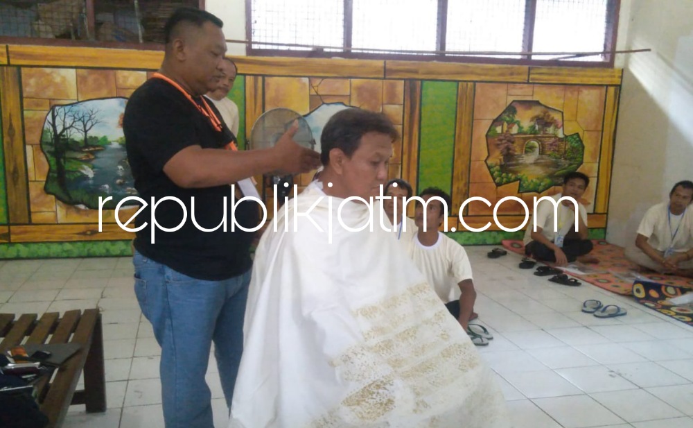 BARBERSHOP - Warga Binaan Lapas Kelas I Surabaya di Desa Kebonagung, Kecamatan Porong, Sidoarjo dilatih teknis dan manajemen pengelolaan barbershop (potong rambut), Selasa (21/02/2023).