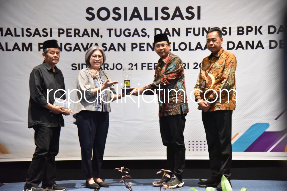 SOSIALISASI - Bupati Sidoarjo, Ahmad Muhdlor Ali saat menghadiri Sosialisasi Optimalisasi Peran, Tugas dan Fungsi BPK dan DPR dalam Pengawasan Pengelolaan Dana Desa di Hotel Aston Sidoarjo, Selasa (21/02/2023). 