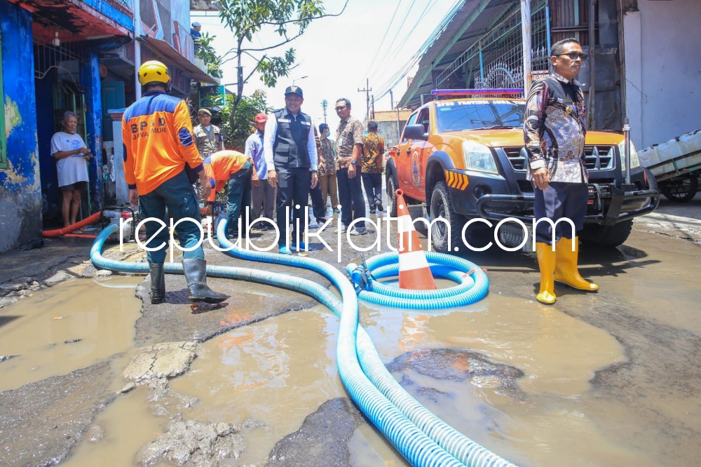 JALAN RUSAK - Wabup Sidoarjo, Subandi merespon perbaikan jalan rusak berlubang mengangah yang ada di Desa Kureksari, Kecamatan Waru, Sidoarjo yang sempat viral di media sosial (Medsos), Selasa (21/02/2023).