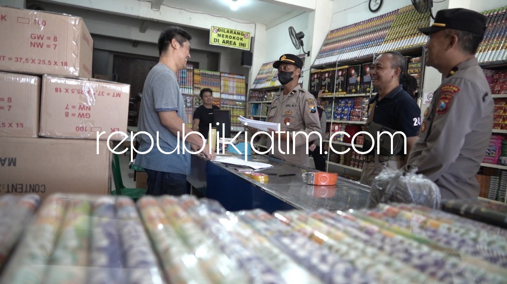 RAZIA - Petugas Polres Ponorogo merazia petasan di beberapa toko penjualan petasan dan kembang api di Ponorogo, Rabu (22/02/2023).