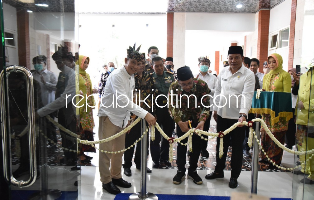 RESMIKAN - Bupati Sidoarjo Ahmad Muhdlor Ali meresmikan Gedung Graha Delta Husada II RSUD Sidoarjo didampingi Dirut RSUD Sidoarjo, dr Atok Irawan, Rabu (22/02/2023). 