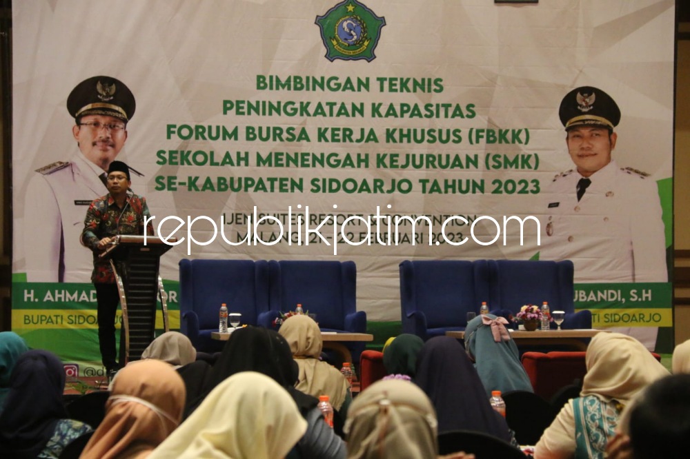 BIMTEK - Bupati Sidoarjo, Ahmad Muhdlor Ali membuka Bimbingan Teknis (Bimtek) Peningkatan Kapasitas FBKK SMK Sidoarjo yang digelar Disnaker Pemkab Sidoarjo di Hotel Ijen Suites Covention Hall Malang, Selasa (21/02/2023) sore.