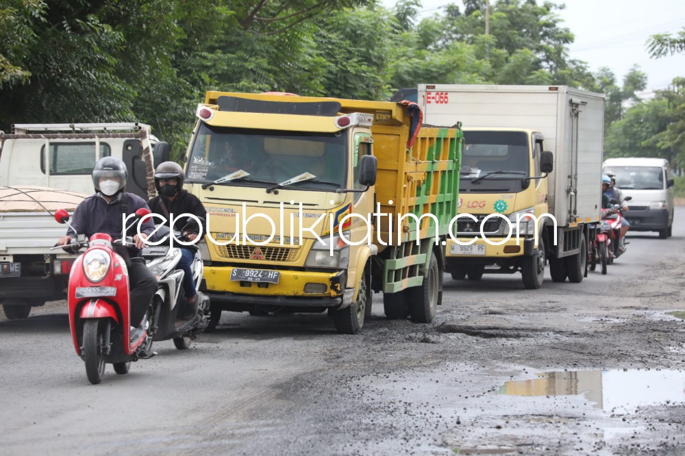 RUSAK - Salah satu titik ruas Jalan Lingkar Timur mulai Buduran hingga Candi, Sidoarjo yang rusak berat karena berlubang bakal segera diperbaiki dengan anggaran Rp 5 miliar melalui proses E Katalog, Rabu (22/02/2023).