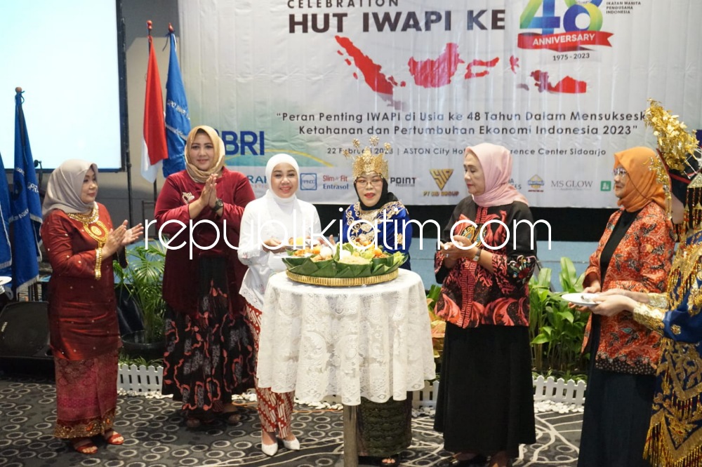 TUMPENG - Gelaran celebration 48 Tahun IWAPI Sidoarjo ditandai dengan pemotongan tumpeng HUT IWAPI ke 48 Tahun oleh Ketua DPC IWAPI Sidoarjo, Shofiyah kepada Ketua GOW Sidoarjo, dr Sriatun di Aston Hotel, Sidoarjo, Rabu (22/02/2023).