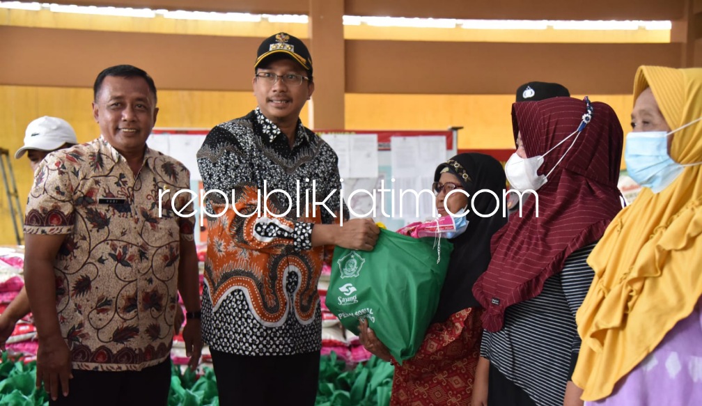 BANTUAN - Bupati Sidoarjo Ahmad Muhdlor Ali menyerahkan bantuan sembako untuk 2.136 KK korban banjir di empat desa di Kecamatan Tanggulangin, Sidoarjo, Kamis (23/02/2023).