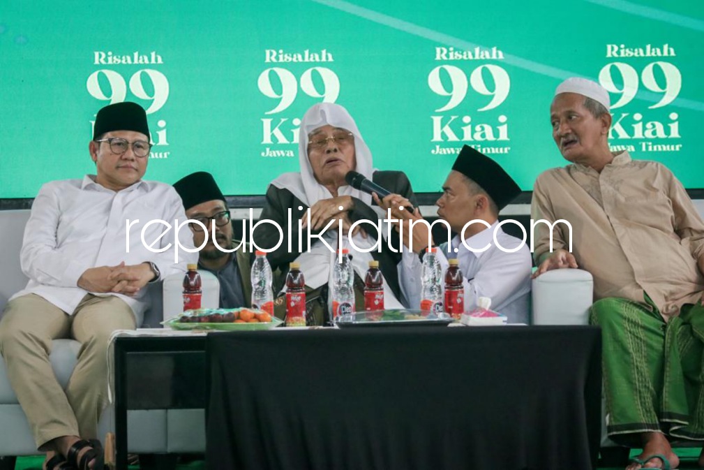DUKUNG - Sebanyak 99 Kiai Jatim bertekad mendukung Ketua Umum PKB, Abdul Muhaimin Iskandar maju di bursa Capres dan Cawapres Pemilu 14 Pebruari 2024 mendatang saat Musyawarah 99 Kiai Jawa Timur di Pesantren Bumi Shalawat Lebo Sidoarjo, Kamis (23/02/2023).