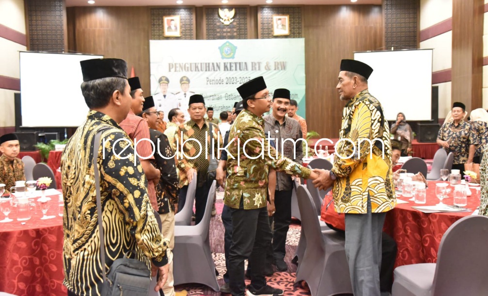 PENGUKUHAN - Sebanyak 127 Ketua RT dan RW periode 2023 - 2025 di tiga kelurahan di Kecamatan Sidoarjo dikukuhkan Camat Sidoarjo, Gundari disaksikan Bupati Sidoarjo Ahmad Muhdlor Ali di Fave Hotel Sidoarjo, Rabu (22/02/2023) malam.