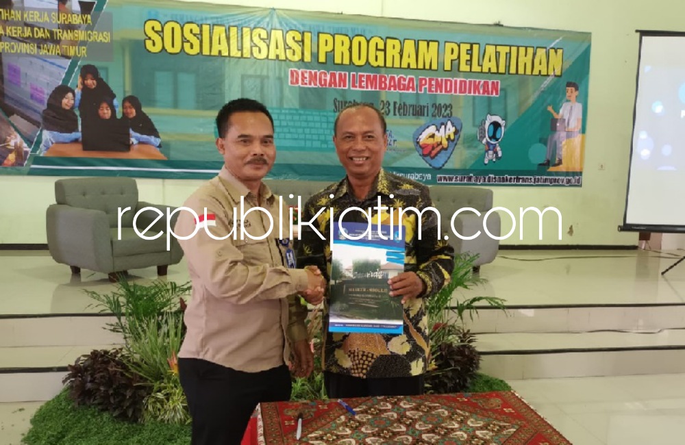 KERJASAMA - Format kerjasama ditandatangani Plt Kepala UPT BLK Surabaya, Sunarya SE, MM dan Kepala SMA Negeri 4 Sidoarjo, Dr Imam Jawahir di Kantor UPT BLK Surabaya, JL Dukuh Menanggal III/29 Surabaya, Jumat (24/02/2023).