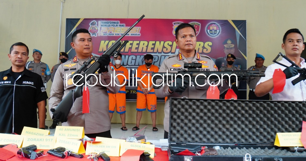 SENPI - Kapolresta Sidoarjo Kombes Pol Kusumo Wahyu Bintoro dan Wakapolresta Sidoarjo AKBP Denny menunjukkan senpi yang bakal dikirim ke Makassar yang diamankan di Polresta Sidoarjo, Jumat (24/02/2023).