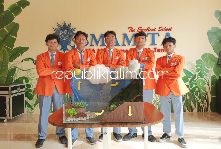BORONG - Siswa Smamita Sidoarjo borong medali emas dan medali perak dalam ajang ASEAN Innovative Science Environmental and Entrepreneur  (AISEEF) di Universitas Dipponegoro, Semarang, Jawa Tengah kemarin, Senin (27/02/2023).