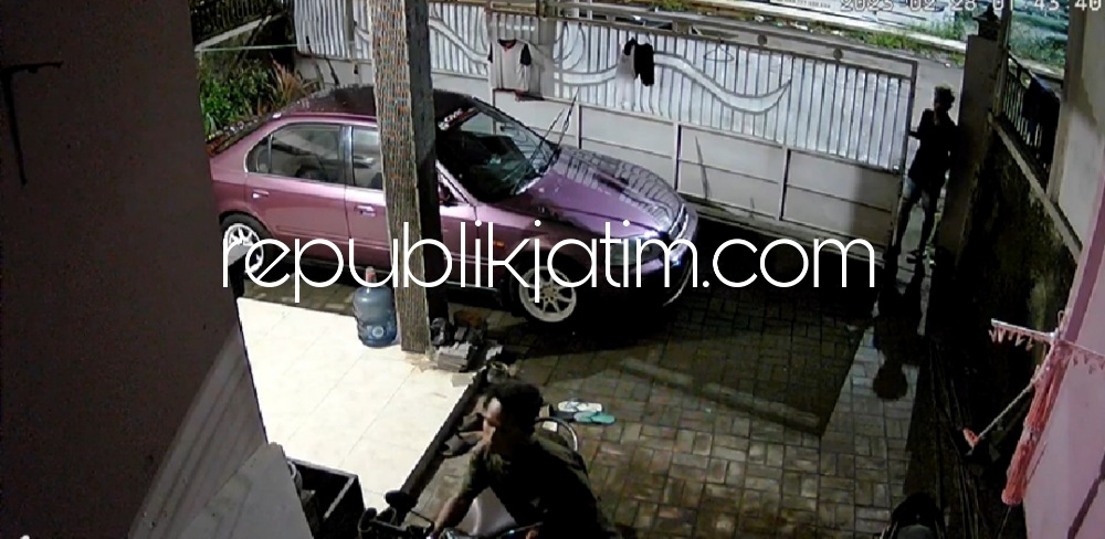 TEREKAM - Aksi pencurian dua motor sekaligus di rumah warga Desa Damarsi, Kecamatan Buduran, Sidoarjo yang digondol tiga pelaku yang masih berusia muda terekam CCTV, Selasa (28/02/2023) dini hari.