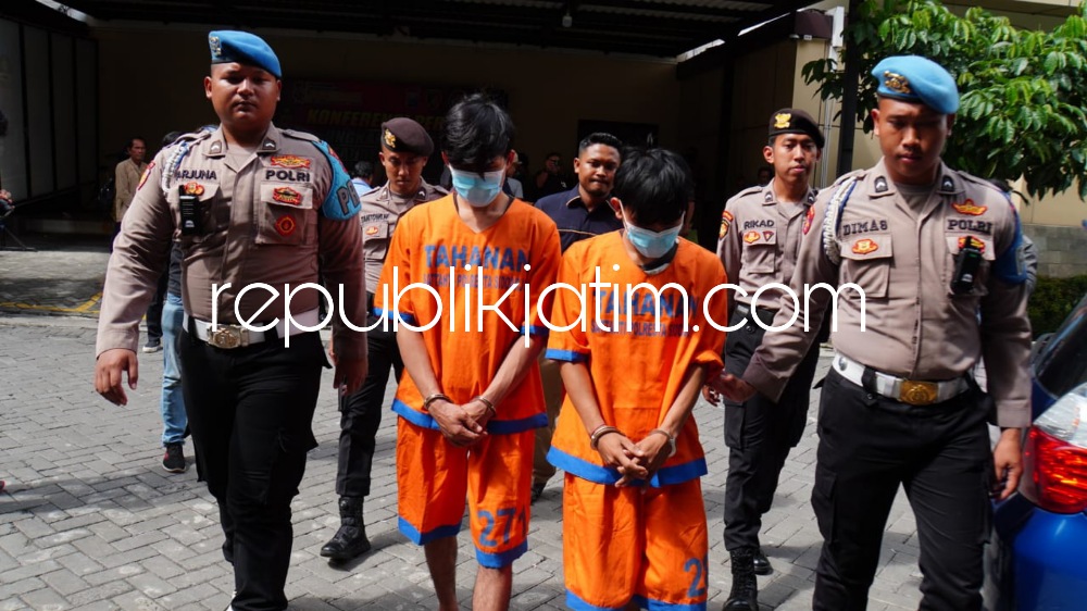 PEMBUNUH - Dua tersangka pembunuhan perempuan 55 asal Desa Glagaharum, Kecamatan Porong, Sidoarjo diamankan petugas Polresta Sidoarjo, Rabu (01/03/2023). 