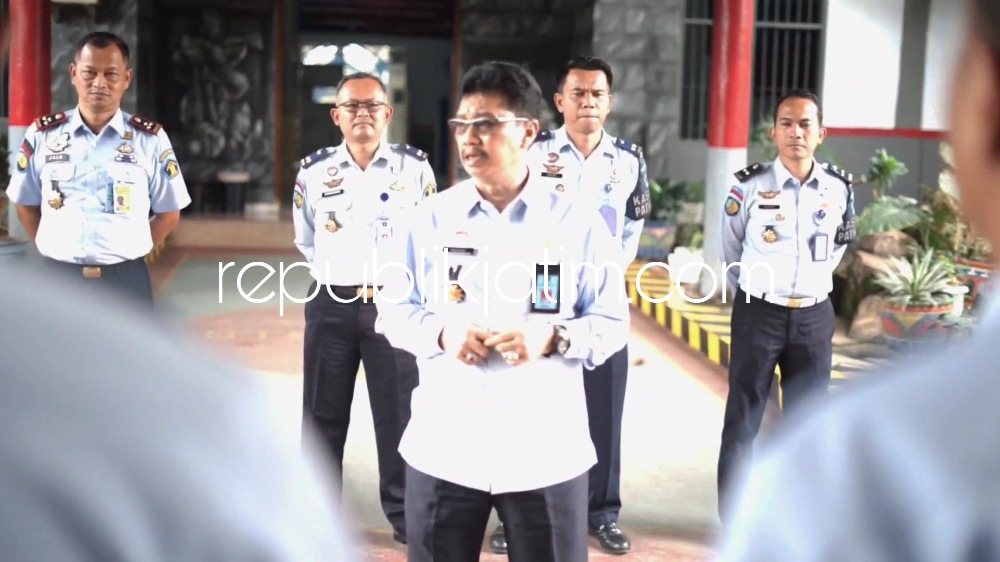 APEL - Kepala Divisi Pemasyarakatan (Kadivpas) Kanwil Kemenkumham Jatim, Teguh Wibowo berpesan kepada petugas Lapas dan Rutan agar hidup sederhana saat apel regu jaga Lapas I Surabaya di Kebonagung, Kecamatan Porong, Sidoarjo, Kamis (02/03/2023).