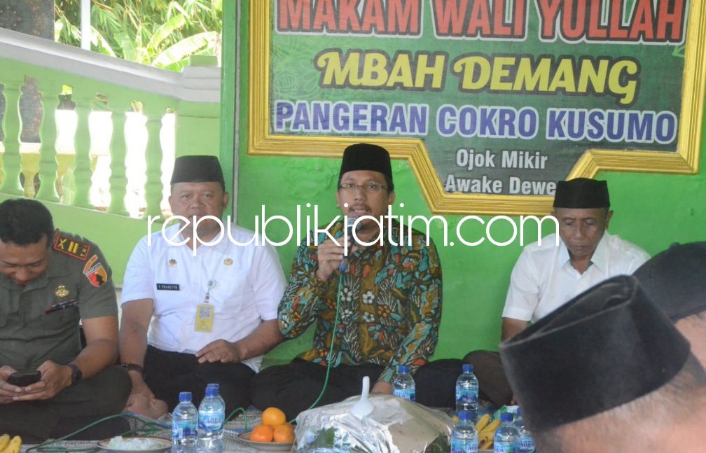 RUWAH DESA - Bupati Sidoarjo, Ahmad Muhdlor Ali mengajak warga Sidoarjo untuk menjaga keguyuban dan kerukunan melalui ruwah desa saat menghadiri acara Ruwah Desa Jati Alun - Alun, Kecamatan Prambon, Sidoarjo, Rabu (01/03/2023).
