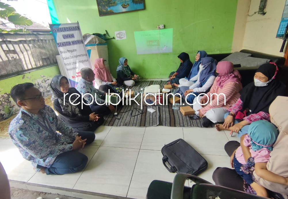 FINTECH - Tim Abdimas Umsida yang diketuai Dr Sriyono dan anggotanya Sarwenda Biduri dan Mochamad Rizal Yulianto memberi pendampingan UMKM di rumah Koordinator UMKM Desa Kepuhkemiri, Kecamatan Tulangan, Sidoarjo, Rabu (01/03/2023) kemarin.