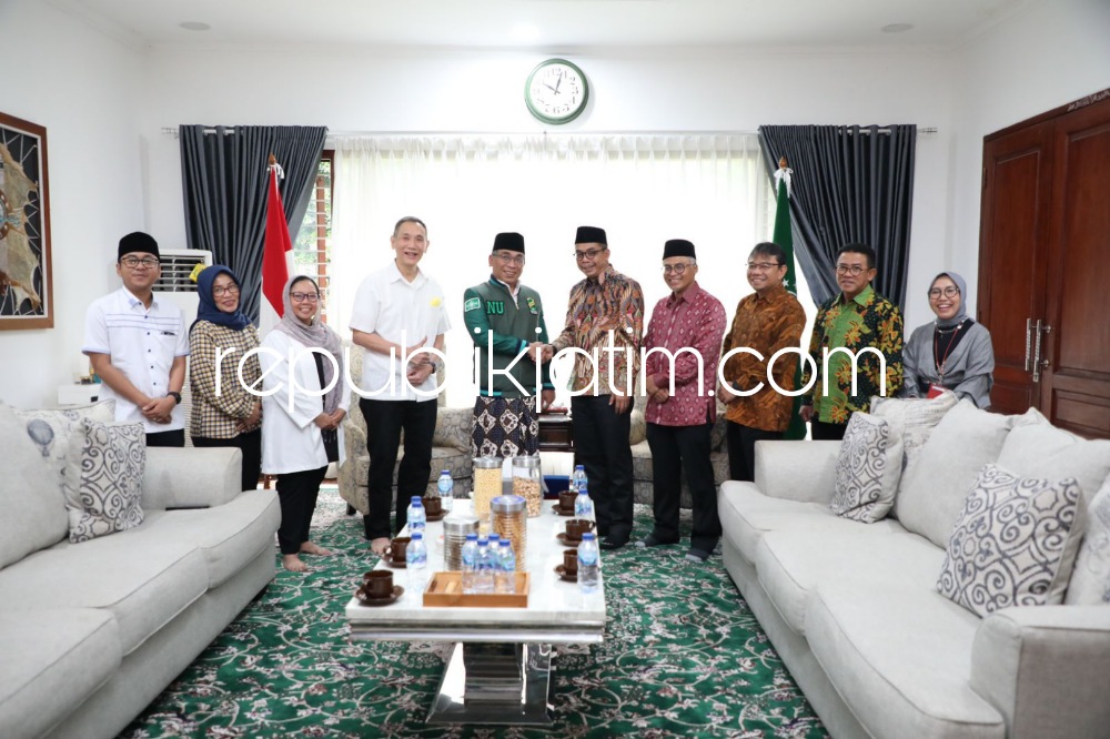 DUKUNGAN - Direktur Jenderal Pajak, Suryo Utomo mengunjungi Ketua Umum PBNU Yahya Cholil Tsaquf (Gus Yahya) di rumah pribadinya di kawasan Menteng, Jakarta Pusat untuk meminta dukungan ketaatan pembayaran pajak bagi warga NU, Kamis (02/03/2023).