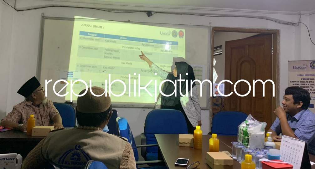 PENDAMPINGAN - Tim Abdimas, Prodi Akuntansi, Umsida yang diketuai Sarwenda Biduri melaksanakan pelatihan dan pendampingan untuk pengelolaan keuangan Masjid Al Manar, Kelurahan Sepanjang, Kecamatan Taman, Sidoarjo, Jumat (03/03/2023).