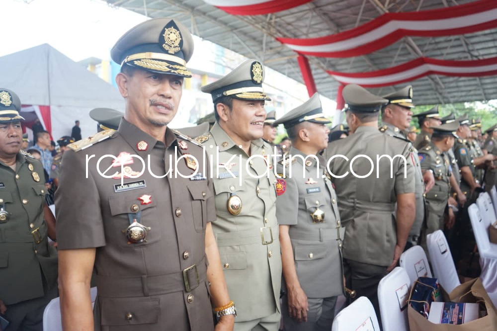 HUT - Wabup Sidoarjo, Subandi didampingi Kasat Pol PP Pemkab Sidoarjo, Tjarda menghadiri puncak peringatan HUT Ke 73 Satpol PP dan ke 61 Satlinmas di Lapangan Karebosi, Kota Makassar, Jumat (03/03/2023). 