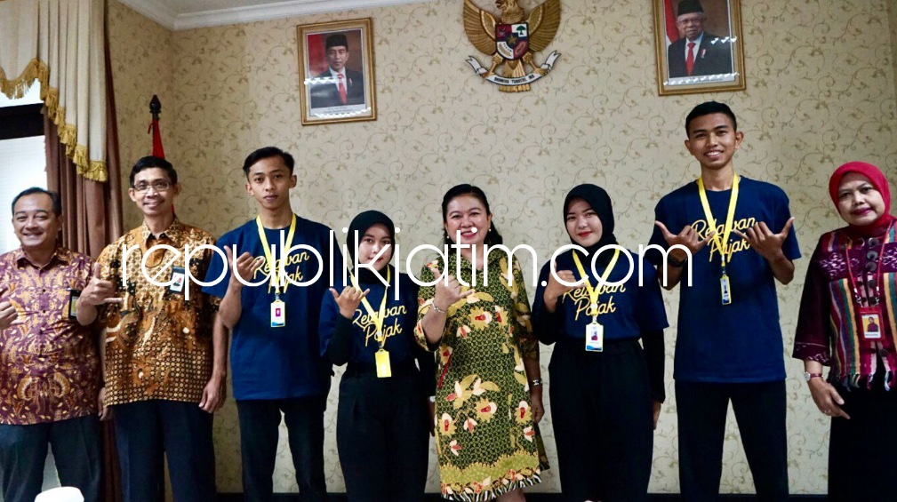 PENGUKUHAN - Kepala Kanwil DJP Jatim II, Agustin Vita Avantin mengukuhkan 628 relawan pajak di Kanwil DJP Jatim II, Jumat (03/03/2023).