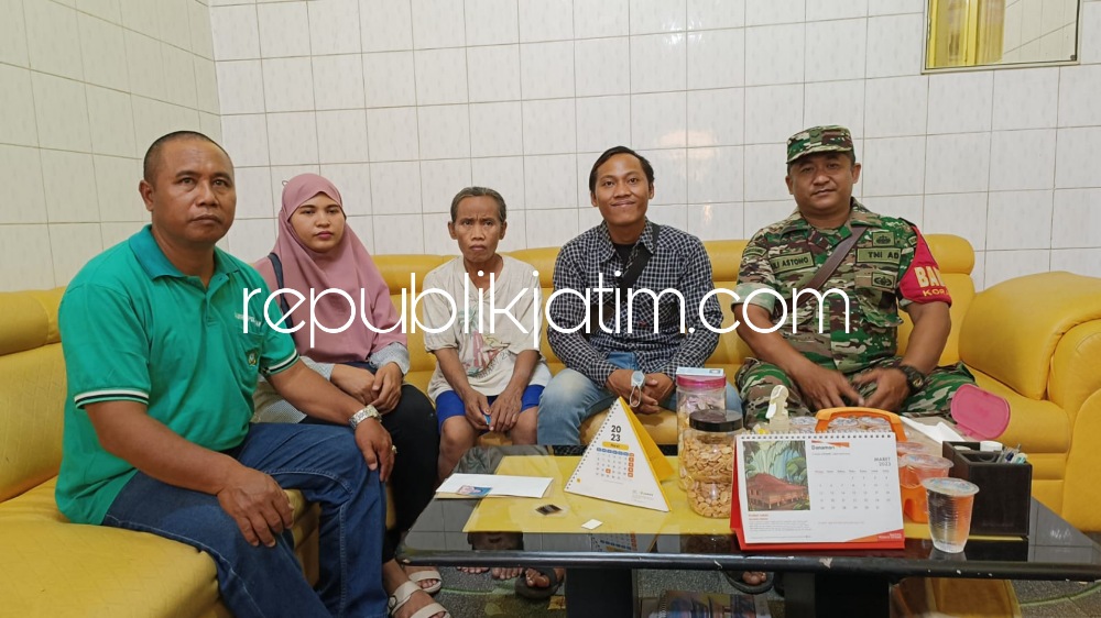 HARU - Wahyudi (28) merasa senang dan terharu usai bertema ibu kandungnya, Ny Rubiasih (59) yang berprofesi sebagai asisten rumah tangga di rumah Salim warga Kelurahan Pekauman, Kecamatan Sidoarjo, Jumat (03/03/2023). 