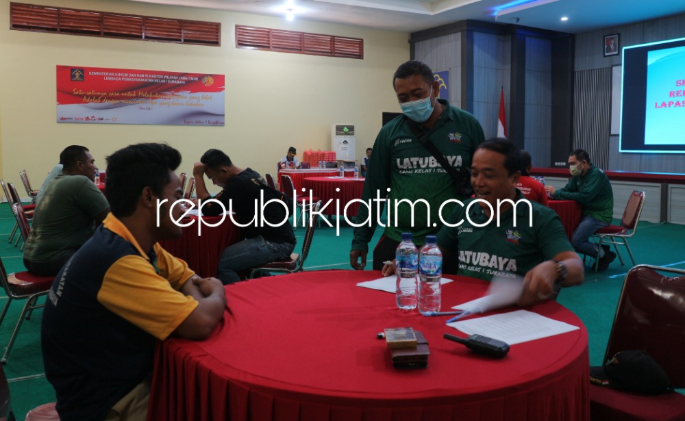 SELEKSI - Sebanyak 23 petugas mulai melaksanakan seleksi (skrining) 191 warga binaan Lapas Kelas I Surabaya untuk menetapkan lolos tidaknya dalam program rehabilitasi sosial bagi pecandu narkoba, Sabtu (04/03/2023).
