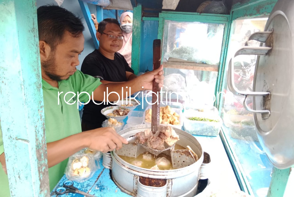 BALUNGAN - Bakso Kondang Arek Bandung spesialis balungan yang rasanya nikmat hingga terasa ke jiwa raga berada di Paciran, tepatnya di timur Masjid Jami Takwa Lamongan, Sabtu (04/03/2023).