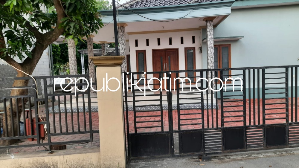 TKP - TKP rumah Kades Tanggul, Kecamatan Wonoayu, Syaiful Achmady yang rumahnya dibobol kawanan pencuri hingga kehilangan sepeda motor dinas Honda PCX, Sabtu (04/03/2023) dini hari.
