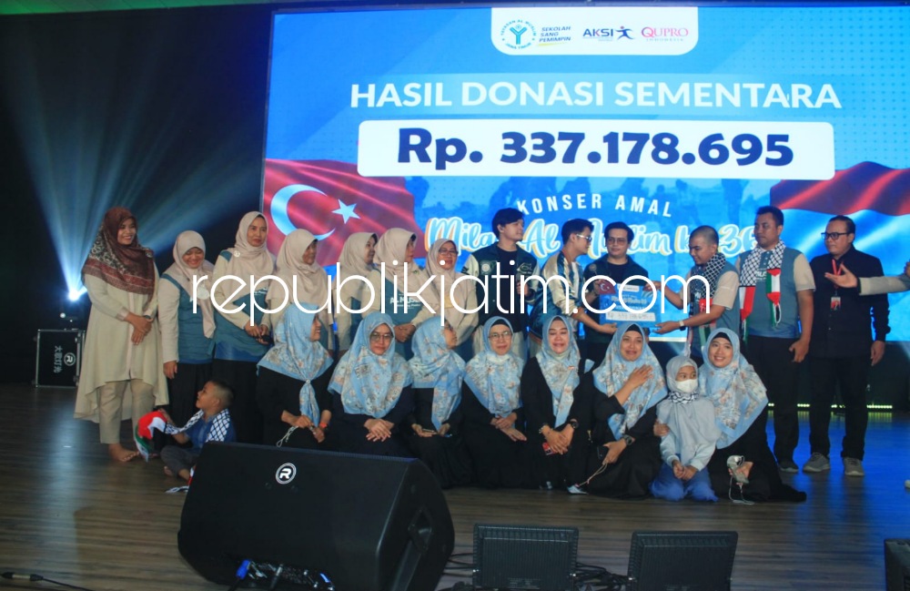 DONASI - Konser Amal Milad Yayasan Al Muslim ke 36 berhasil mengumpulkan donasi senilai Rp 337,17 juta dalam acara yang digelar di Arctic Auditorium Politeknik Perkapalan, Surabaya, Sabtu (05/03/2023) malam.