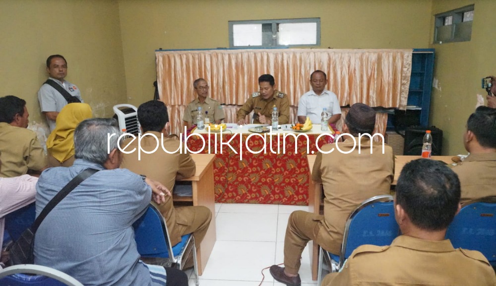 RAKOR - Wabup Sidoarjo, Subandi memimpin Rakor program PTSL bersama 6 Kades se Kecamatan Buduran di Balai Desa Banjarkemantren, Kecamatan Buduran, Sidoarjo, Senin (06/03/2023).