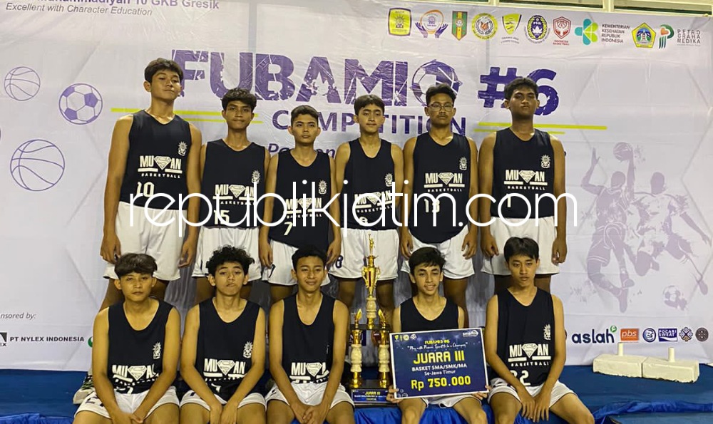 JUARA TIGA - Tim bola basket Smamita Juara Ketiga dalam Laga Fubamio yang diselenggarakan di SMA Muhammadiyah 10 Gresik, Sabtu (25/03/2023). 