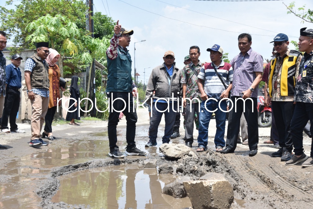 RUSAK BERAT - Bupati Sidoarjo Ahmad Muhdlor Ali menggelar sidak jalan rusak berat sepanjang 2,7 kilometer di Desa Singogalih, Kecamatan Tarik, Sidoarjo, Selasa (07/03/2023).