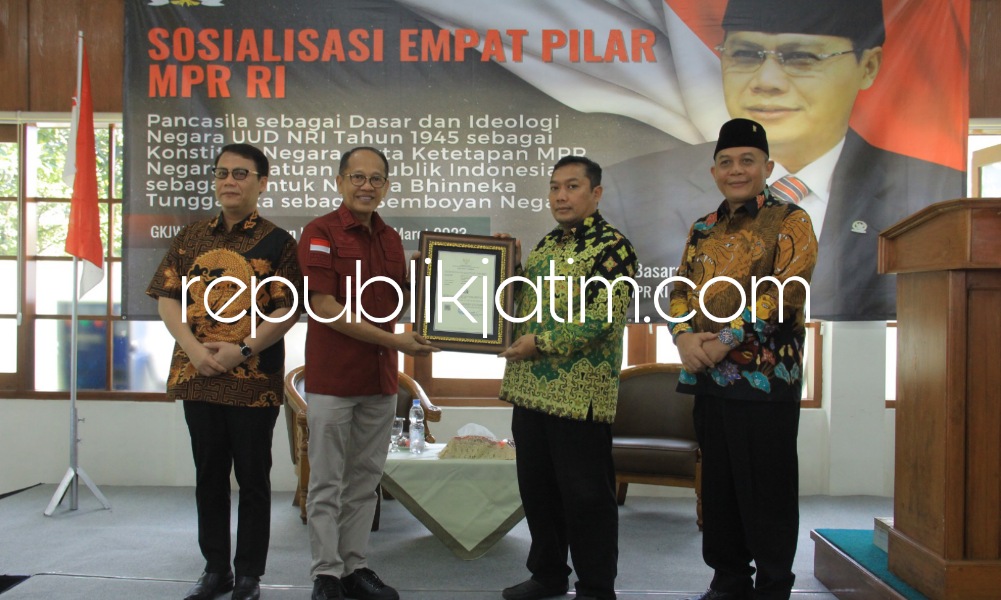 SERTIFIKAT - Sertifikat Merek Logo GKJW diserahkan Kakanwil Kemenkumham Jatim, Imam Jauhari kepada Majelis Agung Greja Kristen Jawi Wetan (GKJW) Kota Malang, Selasa (07/03/2023).