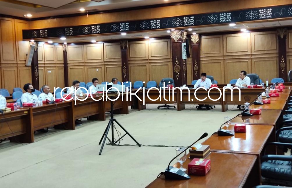 Rapat Dengar Pendapat dipimpin Ketua Komisi A DPRD Sidoarjo, M Dhamroni Chudlori beberapa waktu lalu di ruang sidang Paripurna DPRD Kabupaten Sidoarjo.
