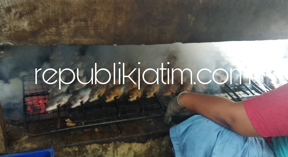 IKAN ASAP - Sejumlah pelaku UMKM ikan asap di Kampung Asap Desa Penatarsewu, Kecamatan Tanggulangin, Sidoarjo mulai sibuk melaksanakan pengasapan ikan mujair di rumahnya masing-masing, Jumat (03/03/2023) kemarin.